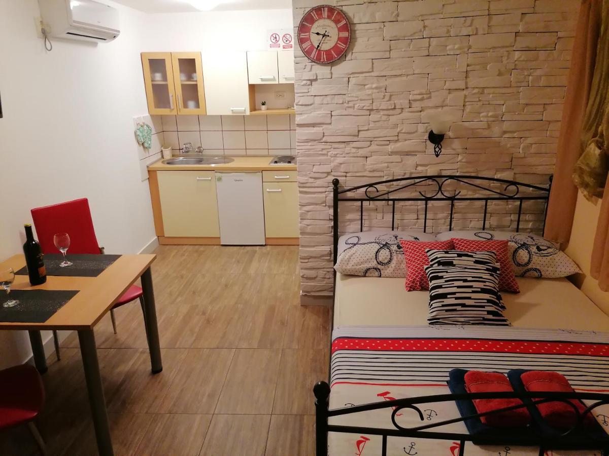 Appartement Stone House à Slatine Extérieur photo